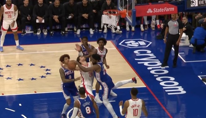 开云体育APP下载-是个好防守！申京篮下强打恩比德造犯规 76人挑战成功